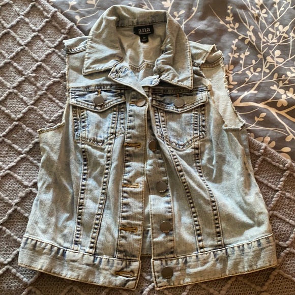 a.n.a Tops - Cute vest! ❤️